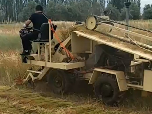 自走式麻機(jī)現(xiàn)場作業(yè)